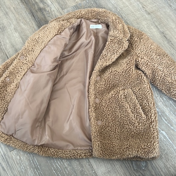 Girls H & M size 6-8 Sherpa coat - Picture 2 of 4